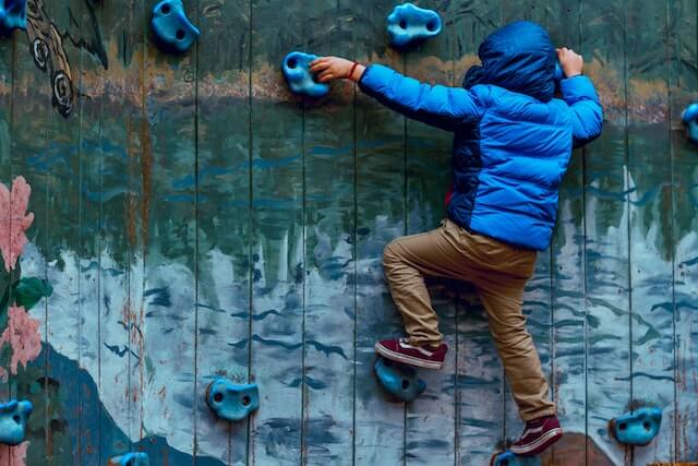 טיפוס על קירות יכול להועיל להתפתחות הילד